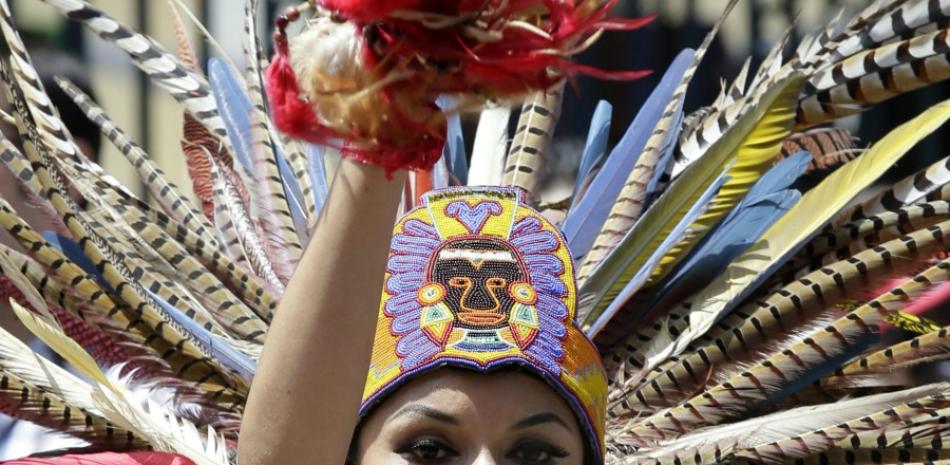 Una bailarina mexicana baila durante las celebraciones del Cinco de Mayo en Los Ángeles, California. (EFE/EPA/Mike Nelson)
