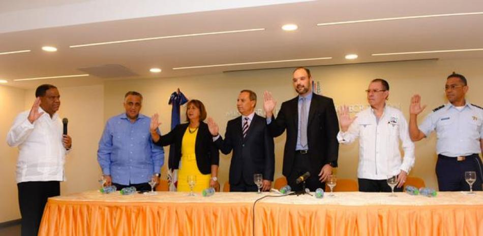 El ministro Danilo Díaz acompañado de Luis Mejía toma juramento al Comité Organizador de los Campeonatos Panamericanos de Softbol, que preside José del Castillo Saviñón (centro).