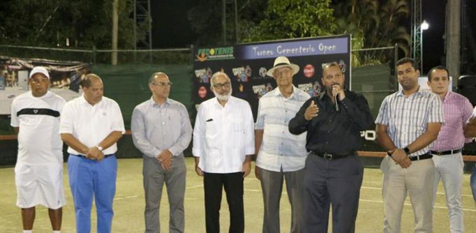 Manuel Valenzuela, acompañado de Persio Maldonado, mientras pronunciaba las palabras de apertura del torneo.