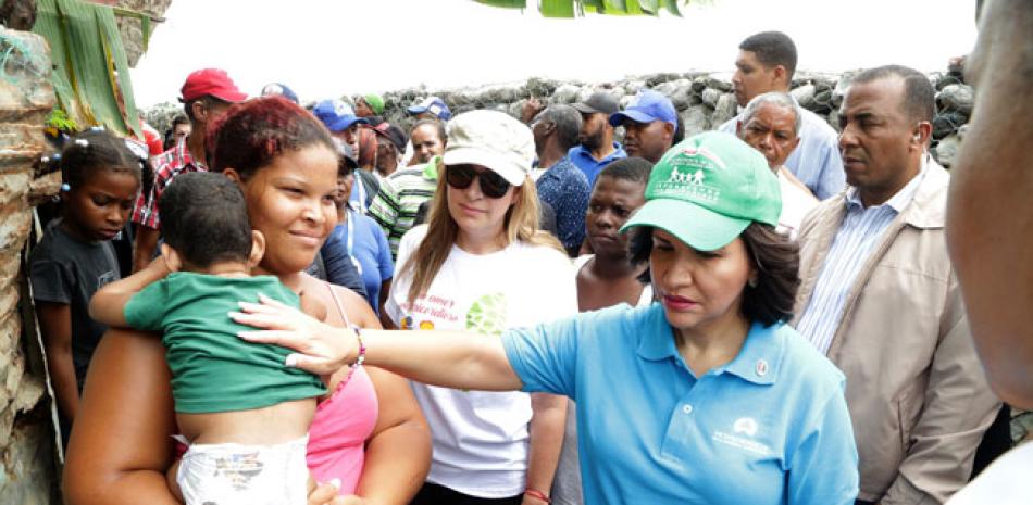 Damnificados. La vicepresidenta Margarita Cedeño observó los daños causados por las inundaciones.