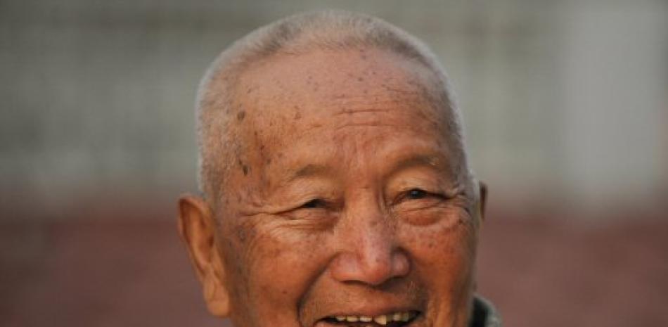 Fotografía de archivo del 12 de abril de 2017 del montañista nepalés Min Bahadur Sherchan, de 85 años, en su residencia en Kathmandú, Nepal. (AP Foto/Niranjan Shrestha, Archivo)