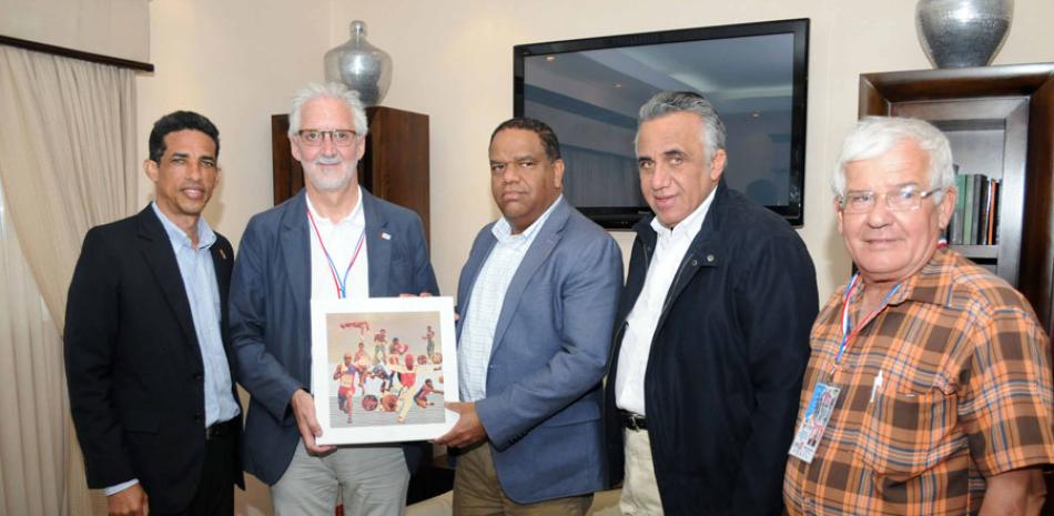 El ministro Danilo Díaz entrega un obsequio a Brian Cookson en compañía de Luis Mejía, José Peláez y Jorge Blas.