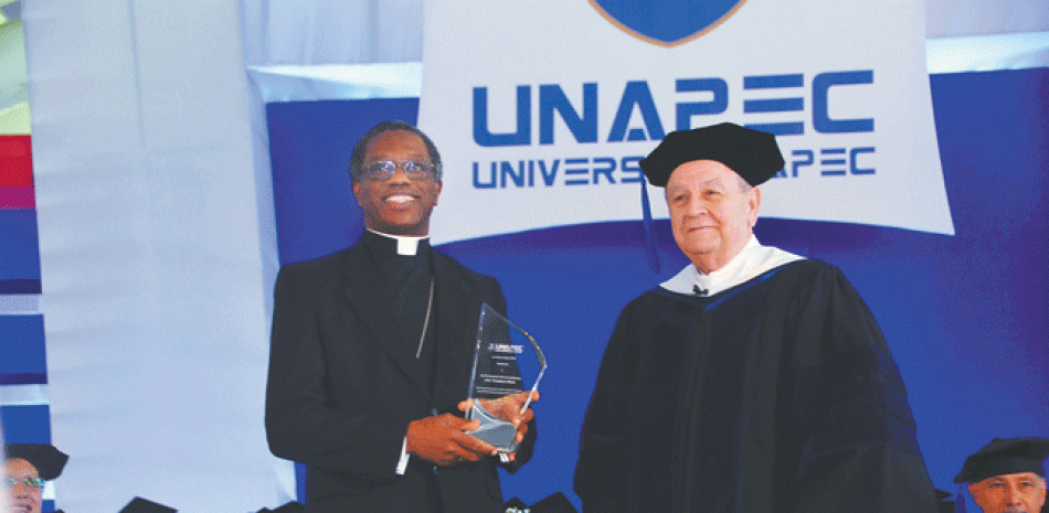 Thaddeus Okolo fue reconocido por el rector Franklin Holguín Haché.