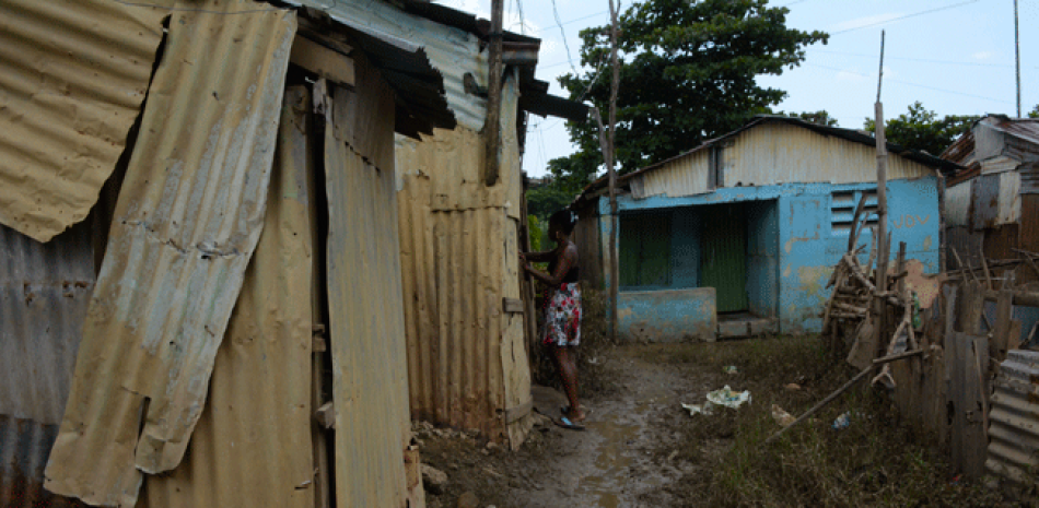 Drama. Las viviendas del sector Los Coordinadores, en Sabana Perdida, son inundadas por el río Ozama cada vez que llueve.