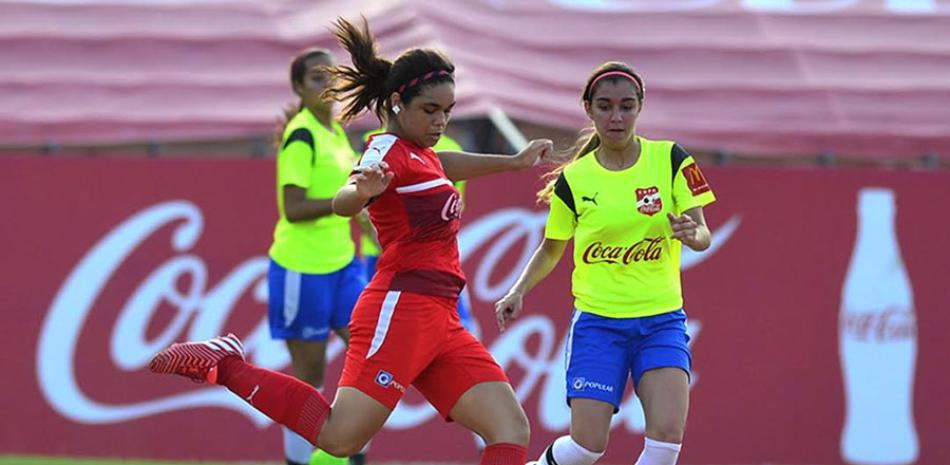 Acción en uno de los partidos correspondiente a la Copa Femenina de Fútbol Coca Cola.