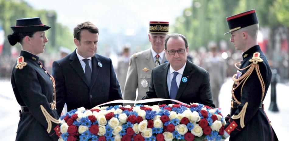 Acto. El presidente saliente francés, François Hollande, derecha, y el mandatario electo, Emmanuel Macron, durante una ceremonia por el Día de la Victoria, en homenaje a las víctimas de la Segunda Guerra Mundial.