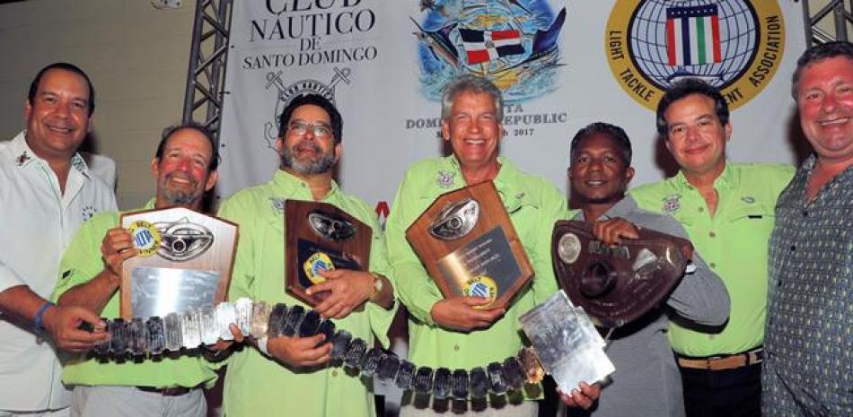 El comodoro del Club Náutico de Santo Domingo, Josie Pérez, y el director de la 77ma., edición del Torneo Internacional de Pesca de la Iltta, Raúl Rizek, junto a Mattew Barrazotto y Félix Guillén, premian a los integrantes del equipo Club Náutico Santo Domingo.