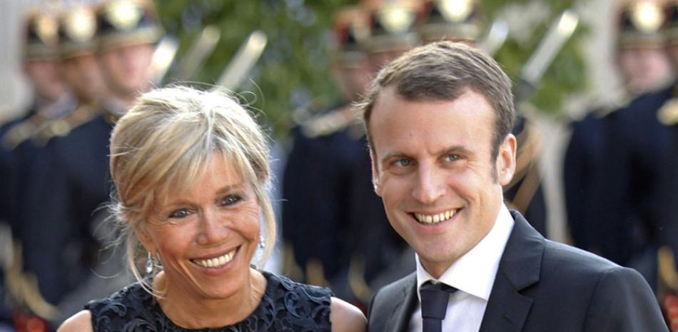 Foto del 2 de junio de 2015 que muestra al recién electo presidente de Francia, Emmanuel Macron con su esposa Brigitte Trogneux (AP Photo/Jacques Brinon)