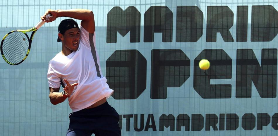 Rafael Nadal golpea la pelota durante su entrenamiento de ayer para jugar en el Abierto de Madrid.