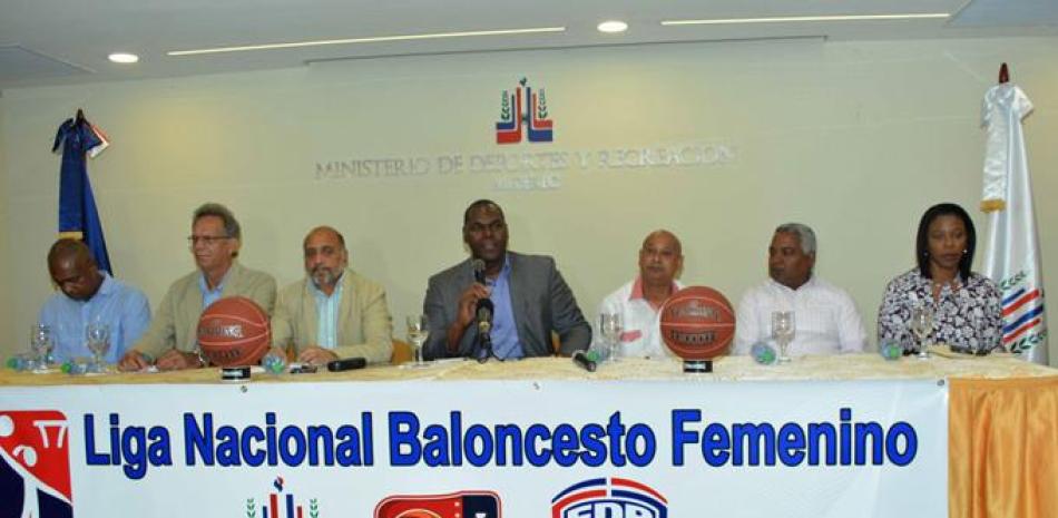 Soterio Ramírez y Fernando Teruel encabezan la conferencia de prensa donde se anunciaron los detalles del segundo torneo de la Liga Nacional de Baloncesto Femenino.
