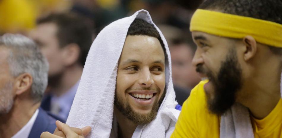 Stephen Curry y JaVale McGee, de los Warriors, sonríen en la parte final del partido del lunes por la noche contra los Jazz de Utah.