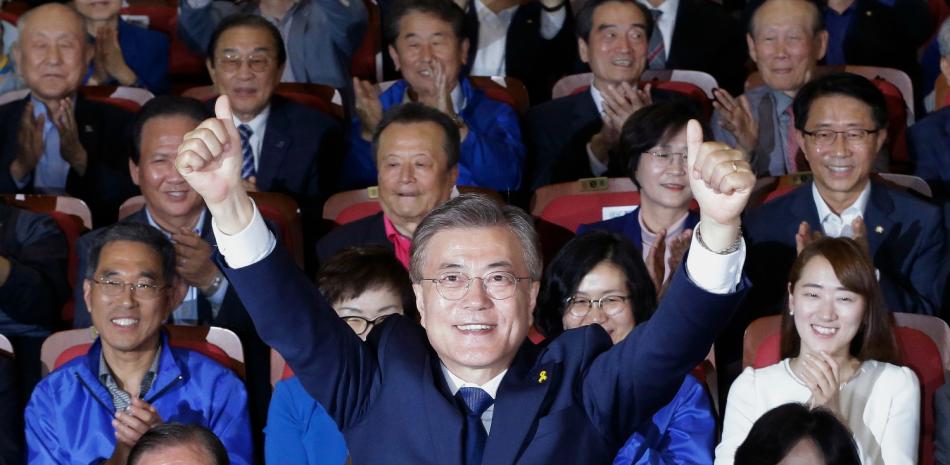 El candidato presidencial por el Partido Democrático de Corea, Moon Jae-in, habla con los medios después de votar hoy, martes 9 de mayo de 2017, en Seúl (Corea del Sur).
