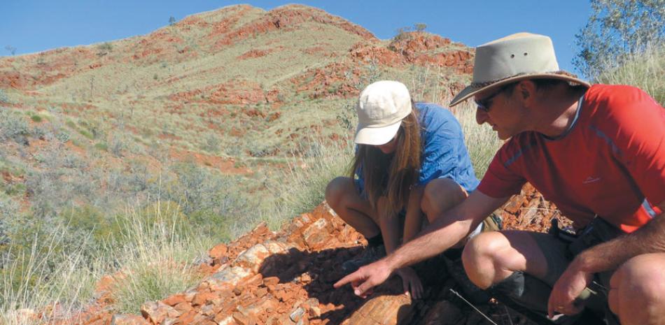 Investigadores. El profesor Martin Van Kranendonk y Tara Djokic estudian rocas en la Formación Dresser en la remota región de Pilbara.