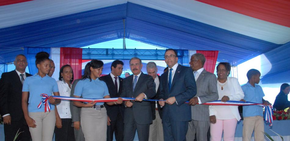 Inauguración. El presidente Danilo Medina durante el acto de entrega de dos centros educativos en Cabral y en Tamayo. Participan los ministros Andrés Navarro y Gonzalo Castillo.