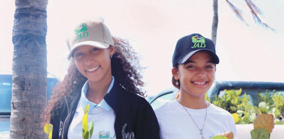 Los estudiantes de secundaria del Liceo Ernestina Tejeda de esa localidad colaboraron en la siembra de unos 5,000 ejemplares de mangle y uva de playa.