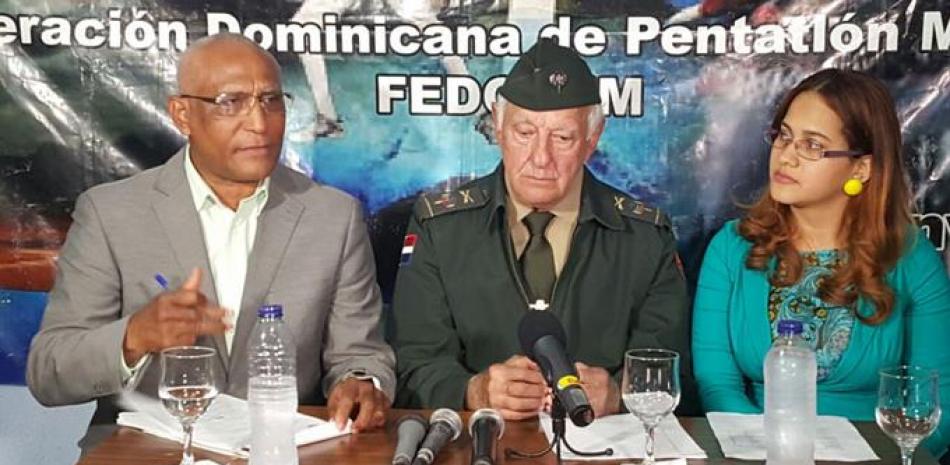 Anunció. Freddy Núñez Jorge presidente de la Federación de Pentatlón junto al coronel Kalil Hache.