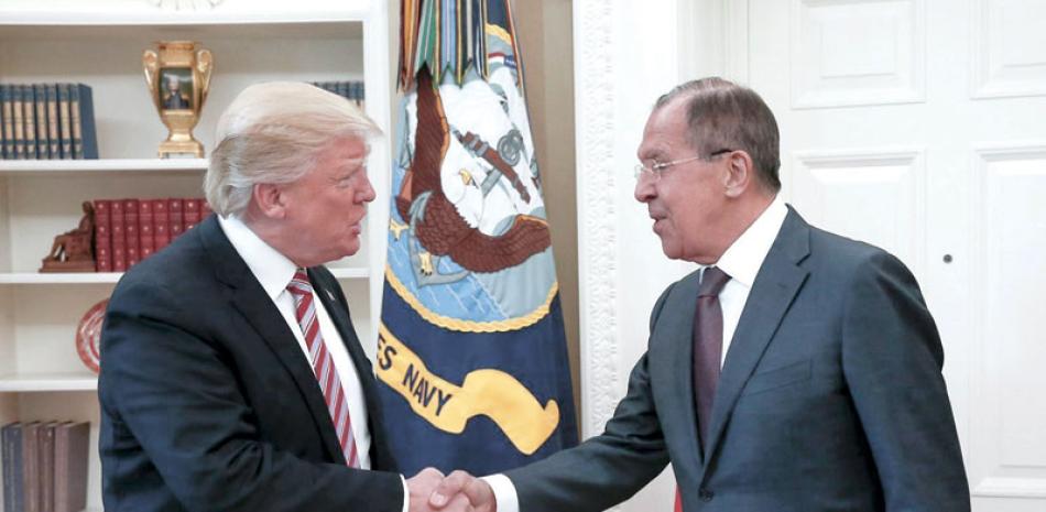 Caso. El presidente de EE.UU., Donald Trump, izquierda, recibió ayer al ministro ruso de Exteriores, Serguéi Lavrov, derecha, en la Casa Blanca.