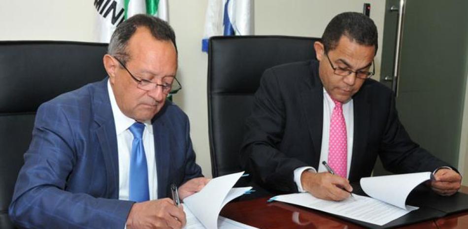 Acto. Momento de la firma del convenio entre el ministro de Agricultura, Ángel Estévez, y el director del Infotep, Rafael Ovalles.