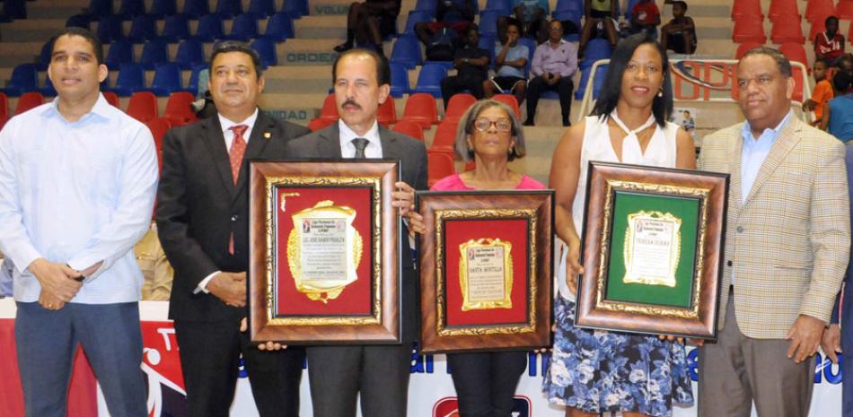 Teresa Durán y Santa Montilla reciben sus placas de reconocimiento en la inauguración del segundo torneo de la Liga Nacional de Baloncesto Femenino.