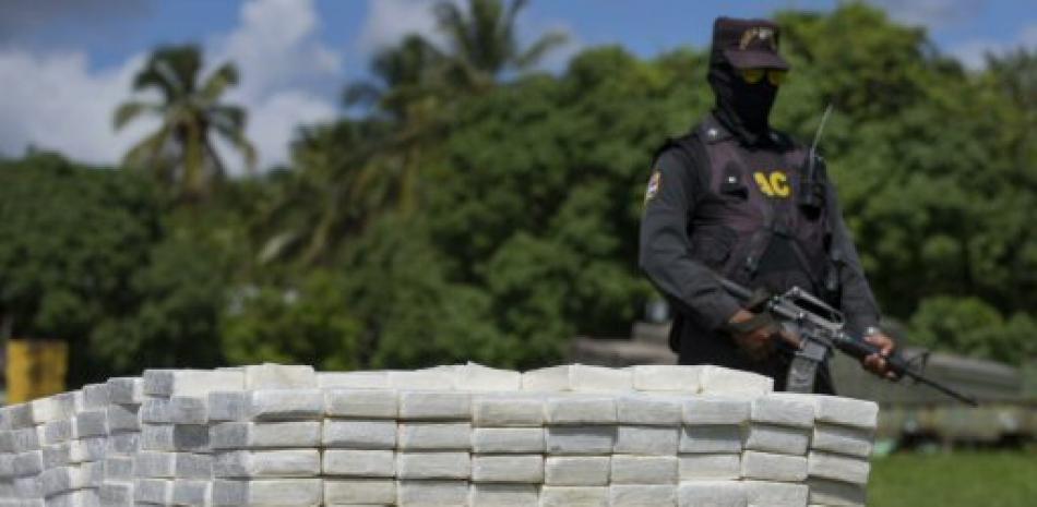 Autoridades dominicanas participan hoy, jueves 11 de mayo de 2017, en la destrucción de 1.165 kilogramos de diferentes tipos de sustancias narcóticas incautadas en diferentes operativos, en Santo Domingo (R. Dominicana).