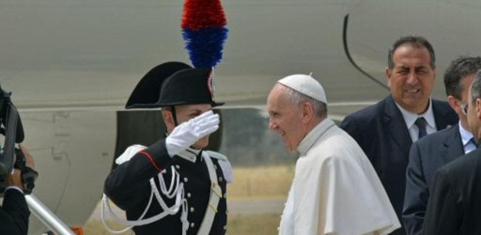 El papa Francisco (2d), antes de embarcar en el avión con destino a Fátima (Portugal), en el aeropuerto Fiumicino de Roma, en Italia, hoy, 12 de mayo de 2017.