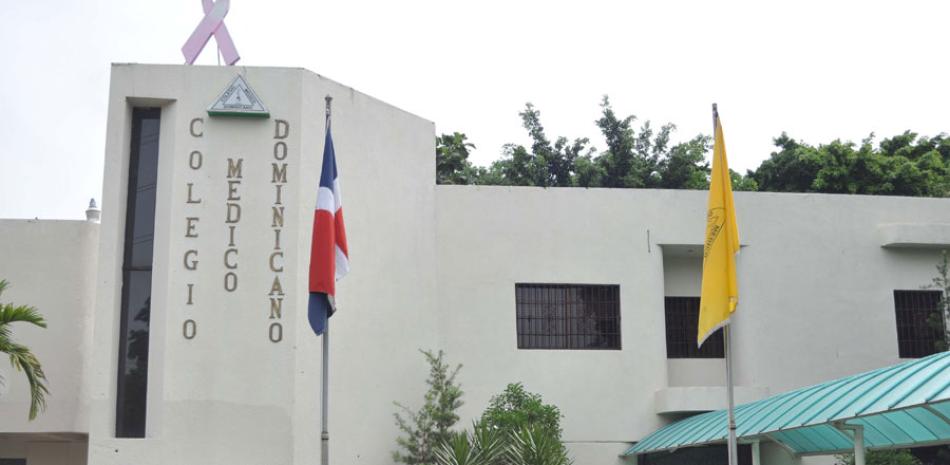 Fachada. El Colegio Médico Dominicano da seguimiento a los casos de sometimientos judicales contra médicos acusados de cometer supuestas negligencias contra pacientes.