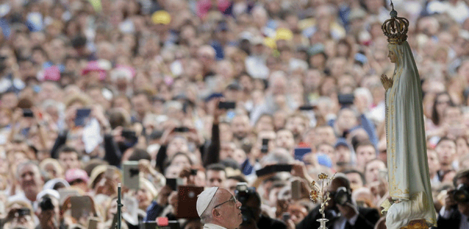 El papa Francisco (c) reza en el interior de la capilla del santuario de Fátima, Portugal, hoy 12 de mayo de 2017. El papa Francisco visita el santuario de Fátima con motivo del centenario de las apariciones de la Virgen. EFE/Jose Sena Goulao POOL