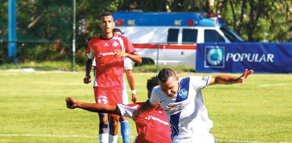 Un momento de acción en el partido de ayer entre San Cristóbal y Atlántico que quedó empatado sin goles.