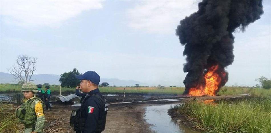Miembros del Ejército Mexicano y de seguridad estatal inspeccionan la zona de una explosión de un ducto en Tierra Blanca, estado de Veracruz (México).