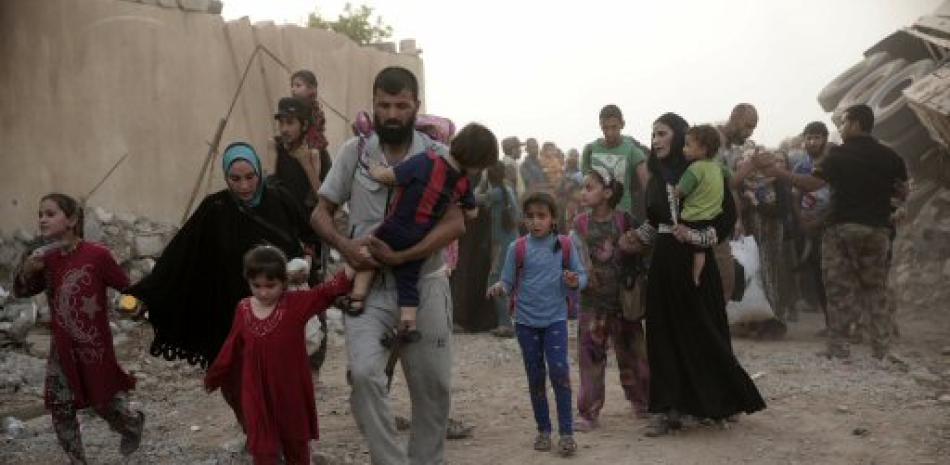 Civiles huyen de la intensa lucha entre combatientes del grupo Estado Islámico y las fuerzas especiales iraquíes en el oeste de Mosul, Irak. (AP )