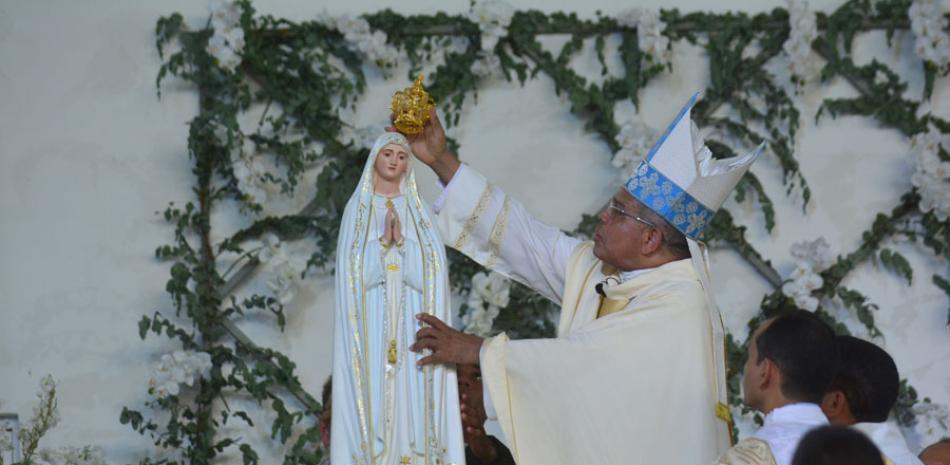 Ceremonia. El arzobispo Ozoria durante la coronació de la Virgen.