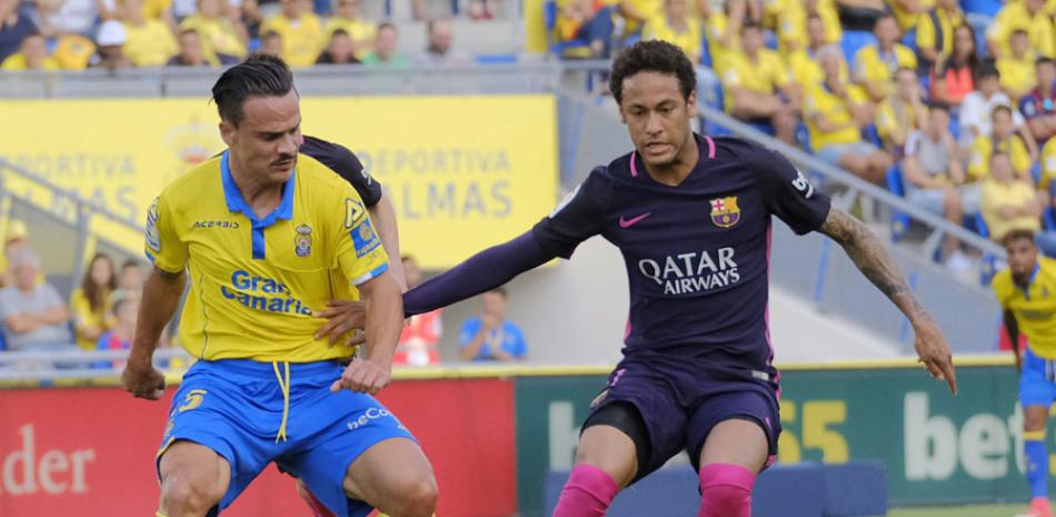 El centrocampista de Las Palmas Roque Mesa, a la izquierda, disputa un balón con el delantero brasileño Neymar Jr. del FC Barcelona, durante el partido de la trigésima séptima jornada de Liga de Primera División ayer en el estadio Gran Canaria.