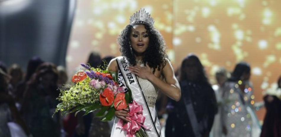 Miss Distrito de Columbia USA Kara McCullough reacciona tras ser coronada Miss USA el domingo 14 de mayo del 2017 en Las Vegas. (AP Foto/John Locher)