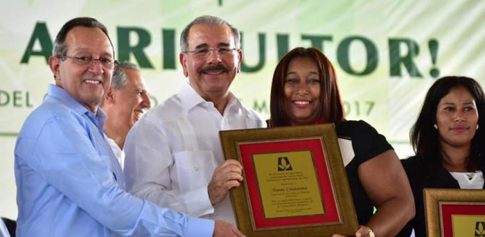 Encuentro. El presidente Danilo Medina encabezó ayer un acto con motivo del Día de Agricultor junto al ministro de Agricultura, Ángel Estévez, donde además fueron reconocidos varios productores agropecuarios.