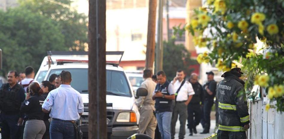 Peritos forenses, policías y bomberos investigan la casa donde nueve personas, entre ellas cinco menores de edad, fallecieron a causa de un incendio hoy, martes 16 de mayo de 2017, en Guadalajara, capital del occidental estado de Jalisco (México), informaron autoridades de Protección Civil.EFE