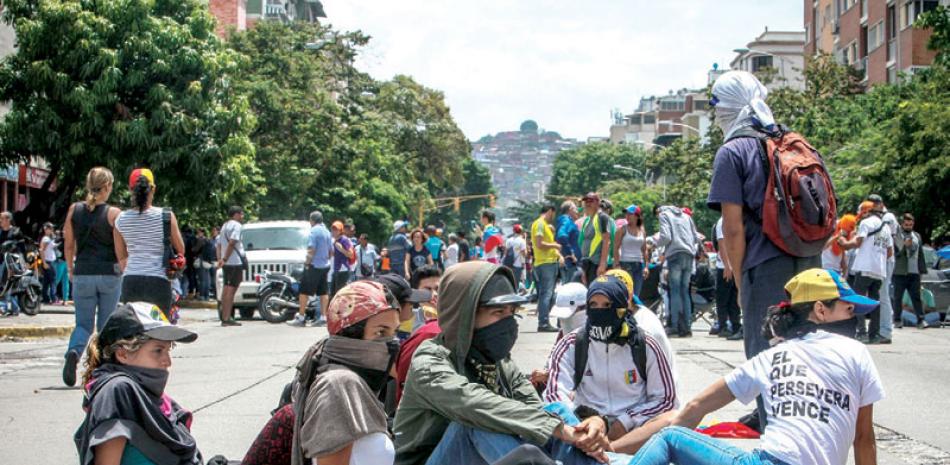 Bloqueo de calles. Miles de opositores venezolanos se sumaron ayer en varias partes del país a la protesta “Gran plantón nacional”.