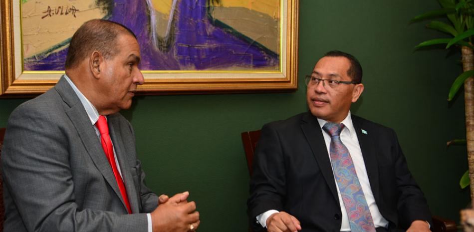 El embajador de Guatemala, Rudy Coxaj, visitó al director de Listín Diario, Miguel Franjul, con quien conversó sobre diversos temas
