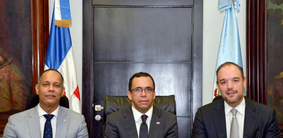 El ministro de Educación, Andrés Navarro (centro); el presidente de Indotel, José del Castillo, y el director de la OPTIC, Armando García, acordaron el inicio de un plan de orientación técnica.