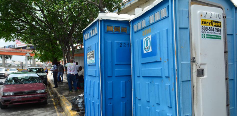 Zona urbana. El sector de los choferes es el que más utiliza estos baños móviles establecidos en los puntos de salida y llegada de sus rutas en la capital y el Gran Santo Domingo.