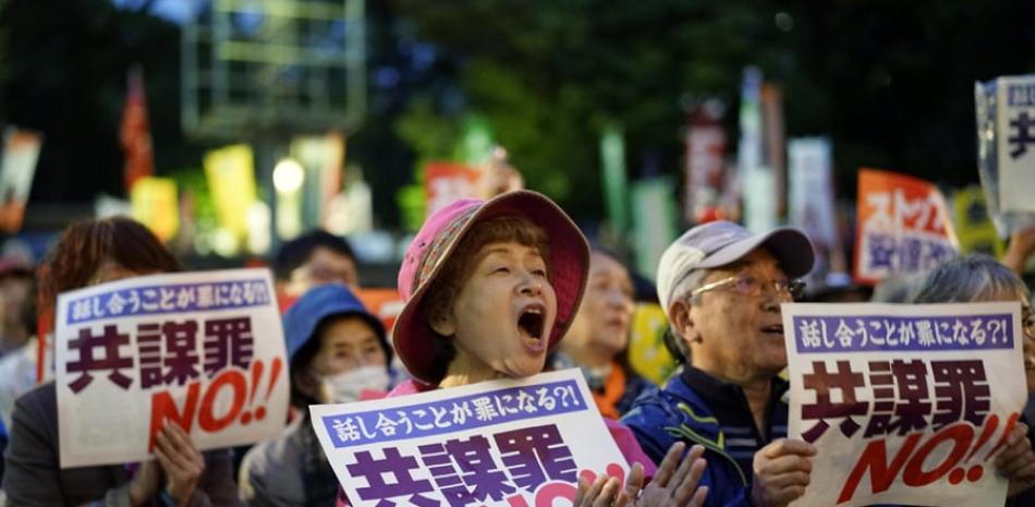 Cientos de personas se manifestaron con pancartas contra el polémico proyecto de ley que penalizará por primera vez la conspiración criminal en Tokio, Japón. (EFE/Franck Robichon)