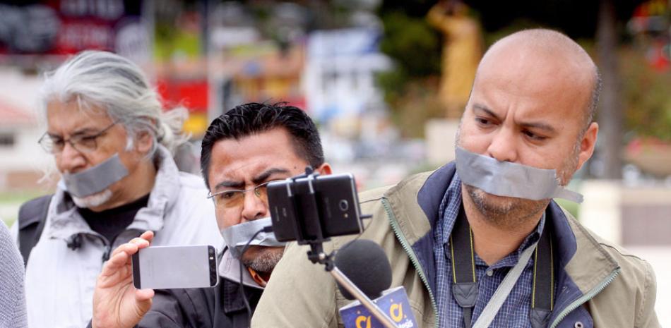 Silencio. Periodistas mexicanos cubren su boca con cinta para manifestar su rechazo por el asesinato de comunicadores en los últimos meses, en Ensenada.