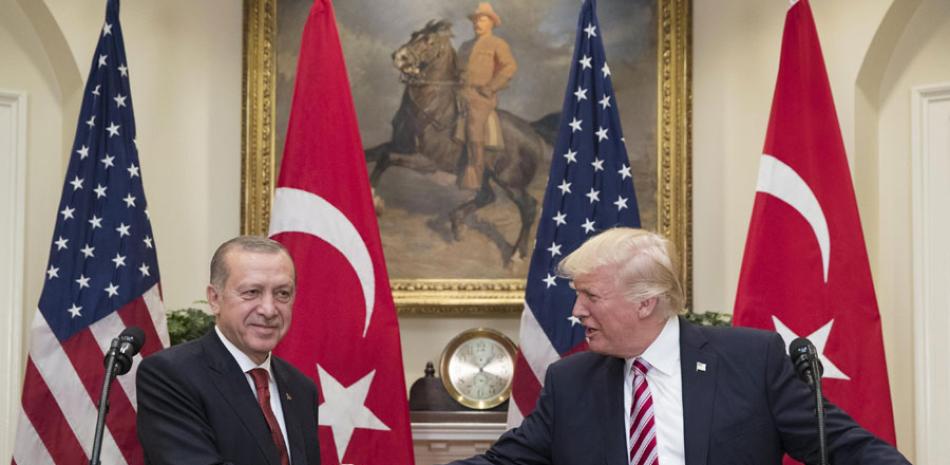 Rescate. El presidente de EE.UU., Donald Trump, derecha, estrecha la mano de su homólogo turco, Recep Tayyip Erdogan, izquierda, durante una rueda de prensa conjunta en la Casa Blanca en Washington, ayer.