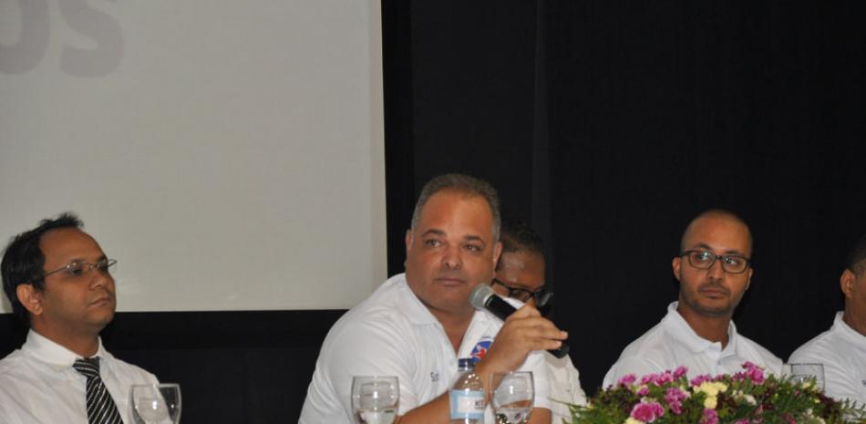 Franklin Sorí, presidente de la Asociación de Sóftbol del Distrito Nacional, mientras ofrecía los datos del torneo.