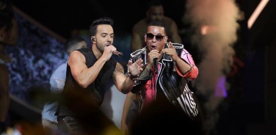 Luis Fonsi y Daddy Yankee actún durante la entrega del Latin Billboard Awards el 27 de abril de 2017 en Coral Gables, Fla. (AP Photo/Lynne Sladky)
