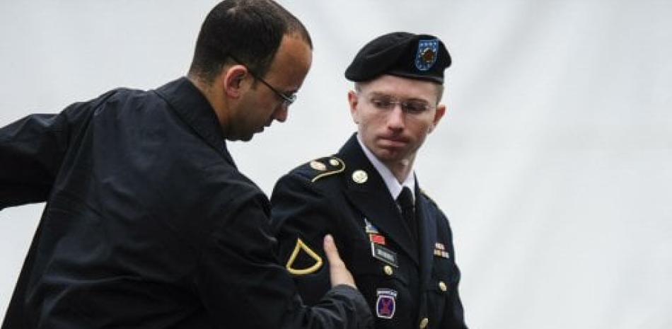 Imagen de archivo fechada el 10 de junio de 2013 que muestra a la exsoldado Chelsea Manning (d), durante su juicio en Fort Meade, Maryland (Estados Unidos).