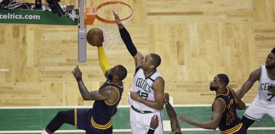 ACCIÓN. LeBron James, de los Cavaliers, se apresta a encestar un canasto ante la defensa de Al Horford, de los Celtics, en el partido de anoche en el inicio de la final de la Conferencia del Este en el baloncesto de la NBA.