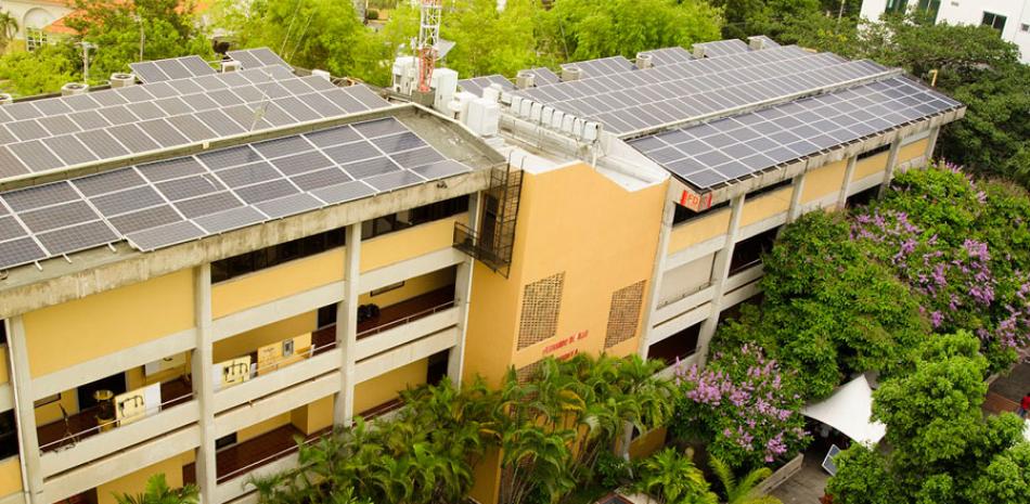 Energía. La universidad ha instaldo unos 1,300 paneles solares en todo su campus.
