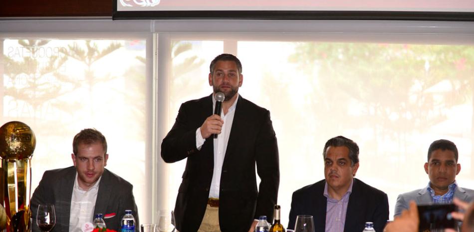 Eduardo Najri mientra ofrecía detalles de la conformación del equipo Leones de Santo Domingo.