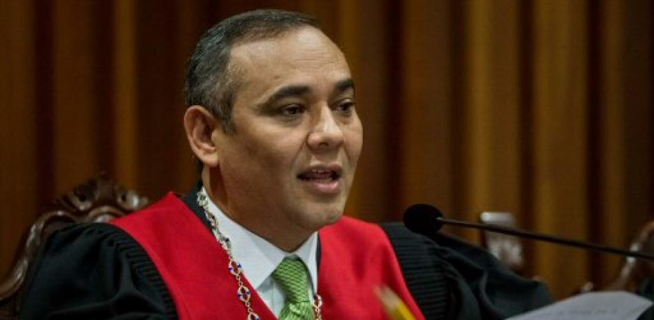 El presidente del Tribunal Supremo venezolano (TSJ), Maikel Moreno, se dispone a ofrecer declaraciones a la prensa hoy, viernes 19 de mayo de 2017, en Caracas (Venezuela).