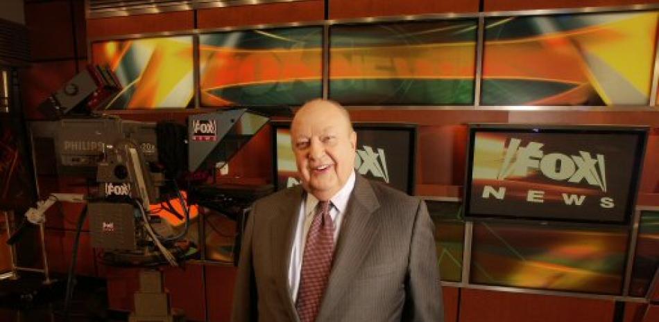 En esta foto del 29 de septiembre del 2006, el director ejecutivo de Fox News Roger Ailes posa en los estudios de la cadena en Nueva York. Ailes murió el jueves 18 de mayo del 2017. Tenía 77 años. (AP Foto/Jim Cooper, Archivo)